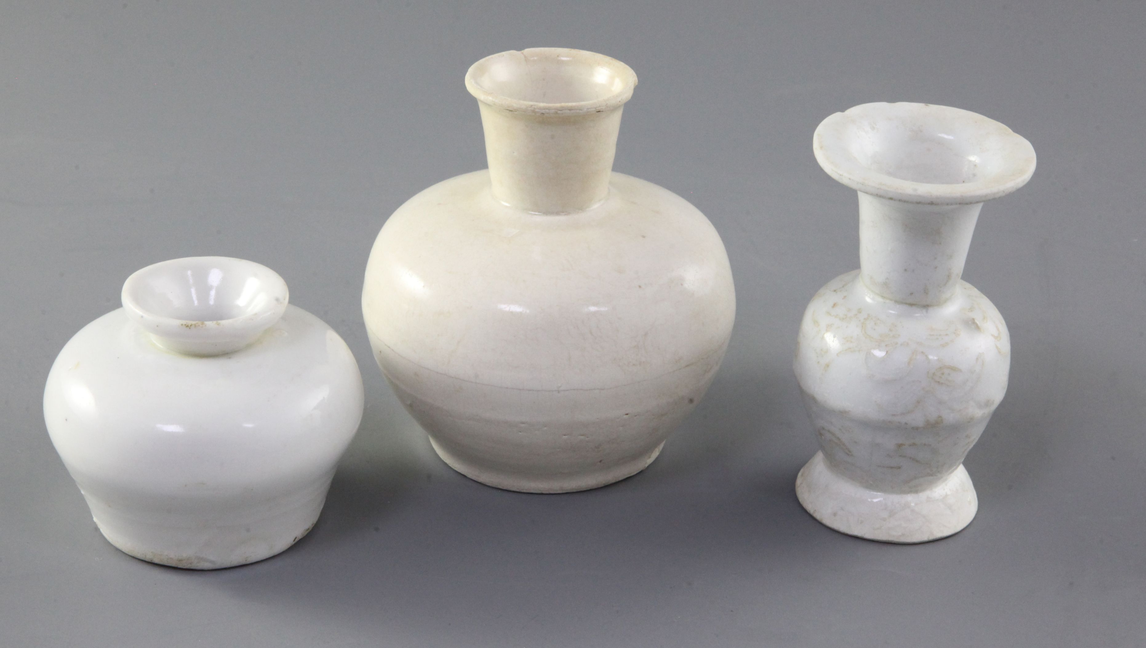 A Chinese Dehua white glazed bottle and two Dehua white glazed vases, Yuan-Ming dynasty, the Yuan - Bild 2 aus 2