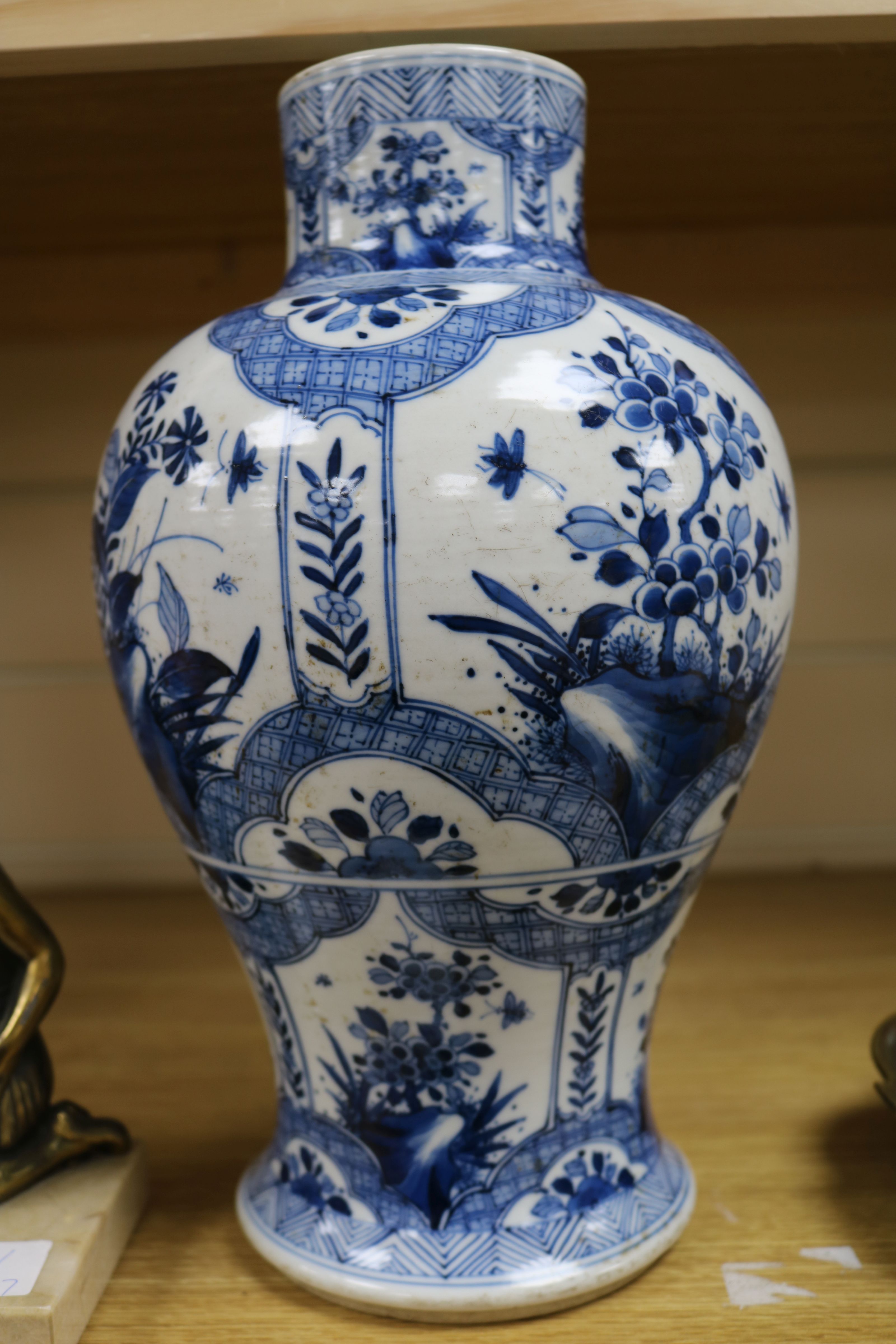 A Chinese blue and white baluster vase 30cm. - Bild 6 aus 7