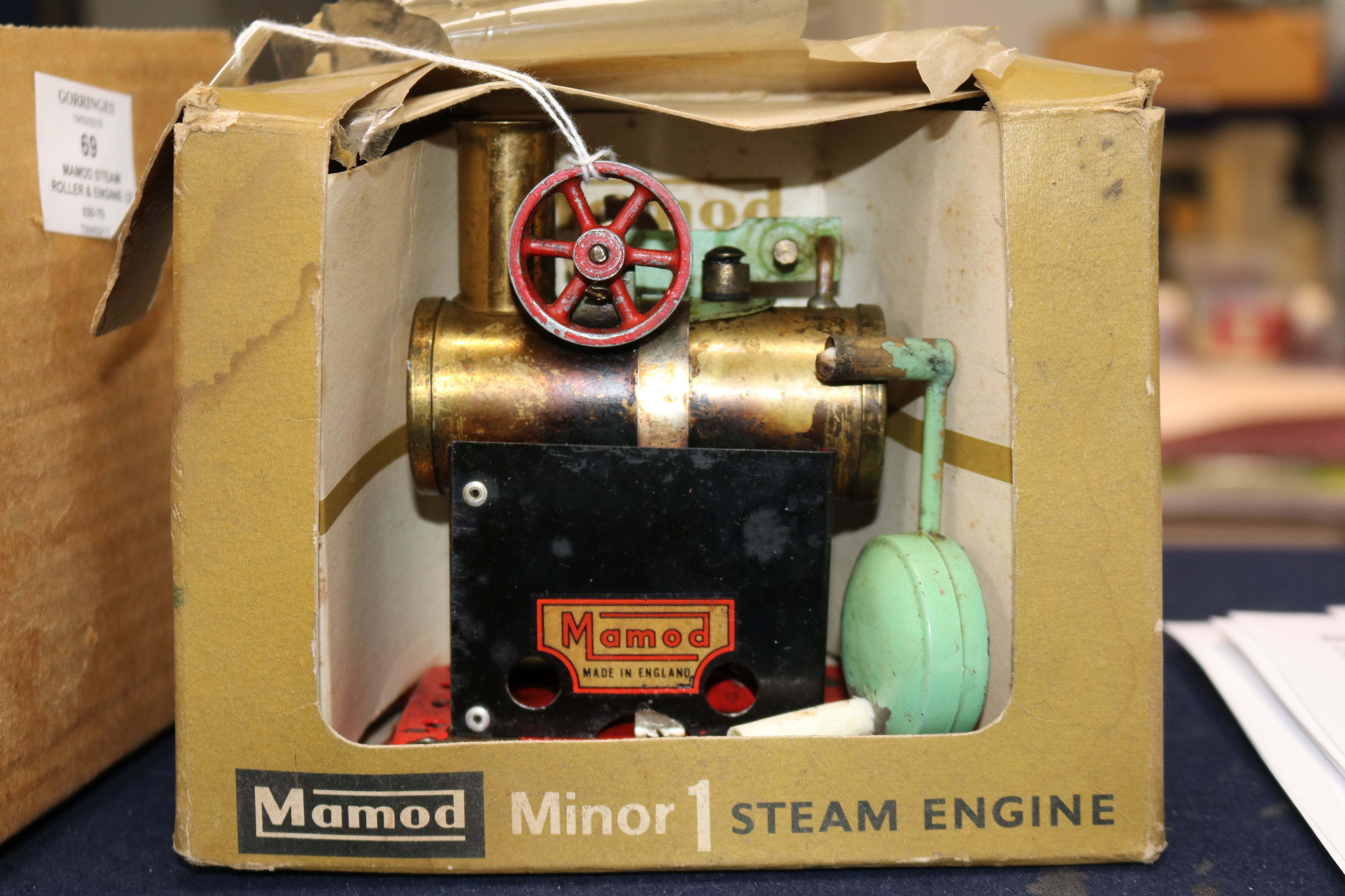 A Mamod Steam Roller SR1, with burner, scuttle & steering rod and a Mamod Minor 1 Stationery Steam - Bild 3 aus 7