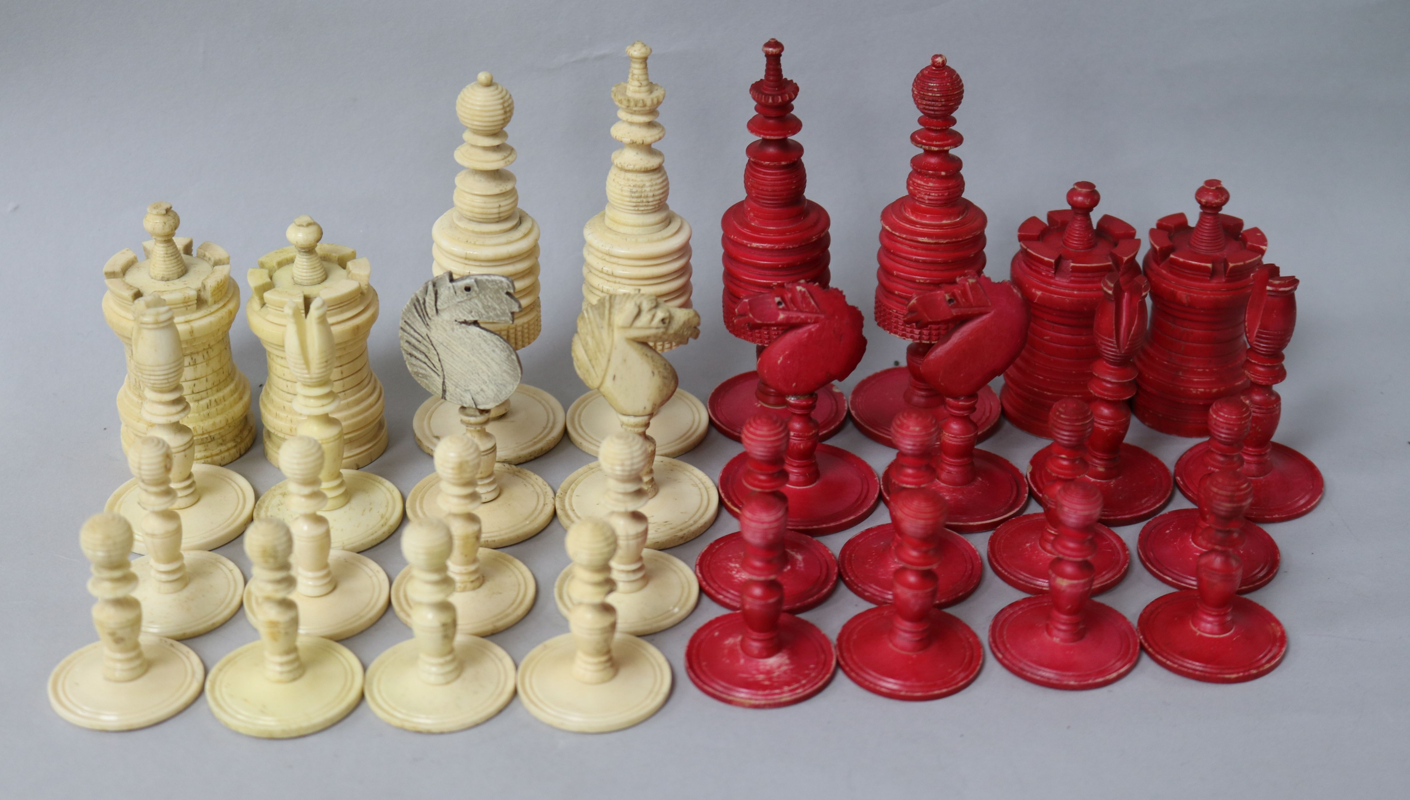 A carved and stained bone chess set - Bild 2 aus 2