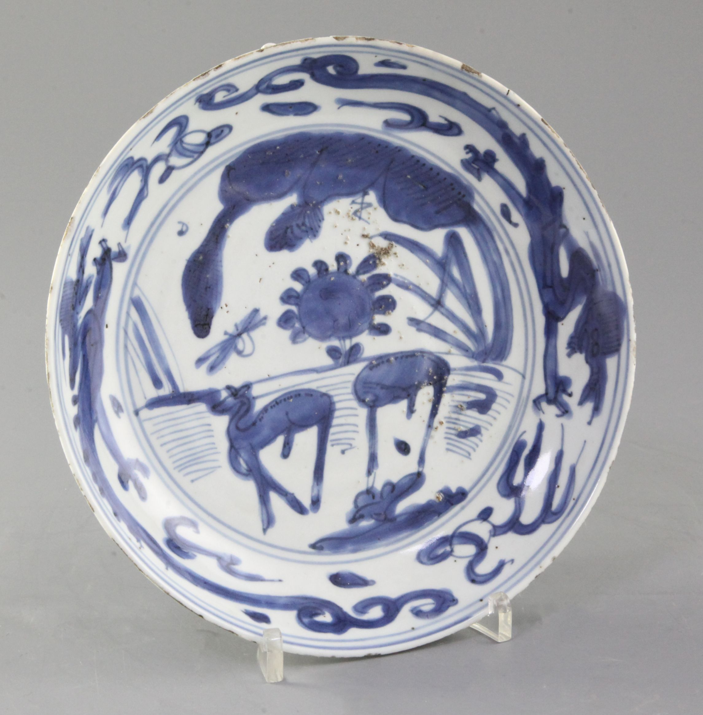 A Chinese late Ming kraak blue and white dish, Wanli period, the centre painted with two deer in a - Bild 2 aus 2