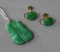 A pair of yellow metal and jade ear clips and a simulated jade pendant.