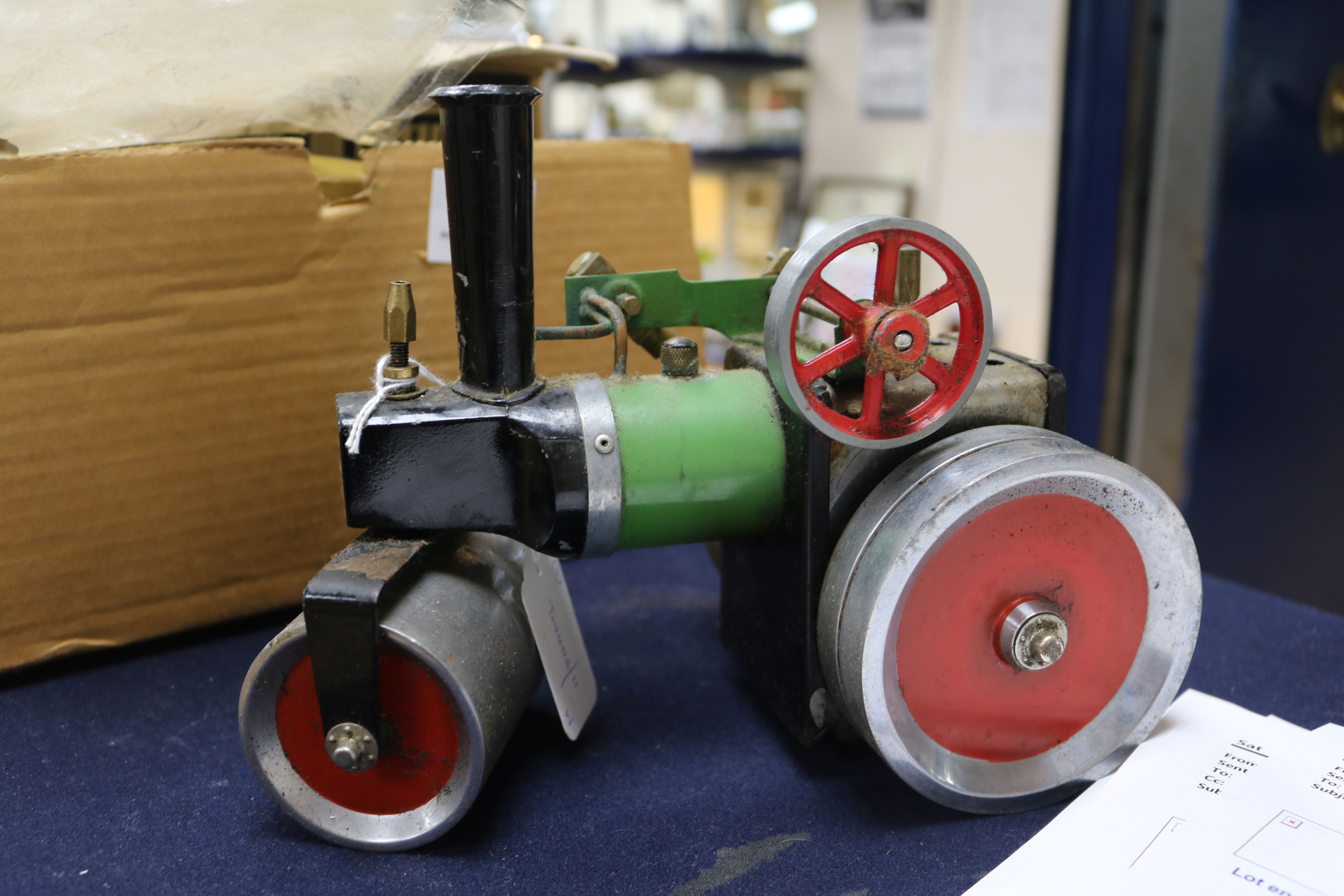 A Mamod Steam Roller SR1, with burner, scuttle & steering rod and a Mamod Minor 1 Stationery Steam - Bild 6 aus 7