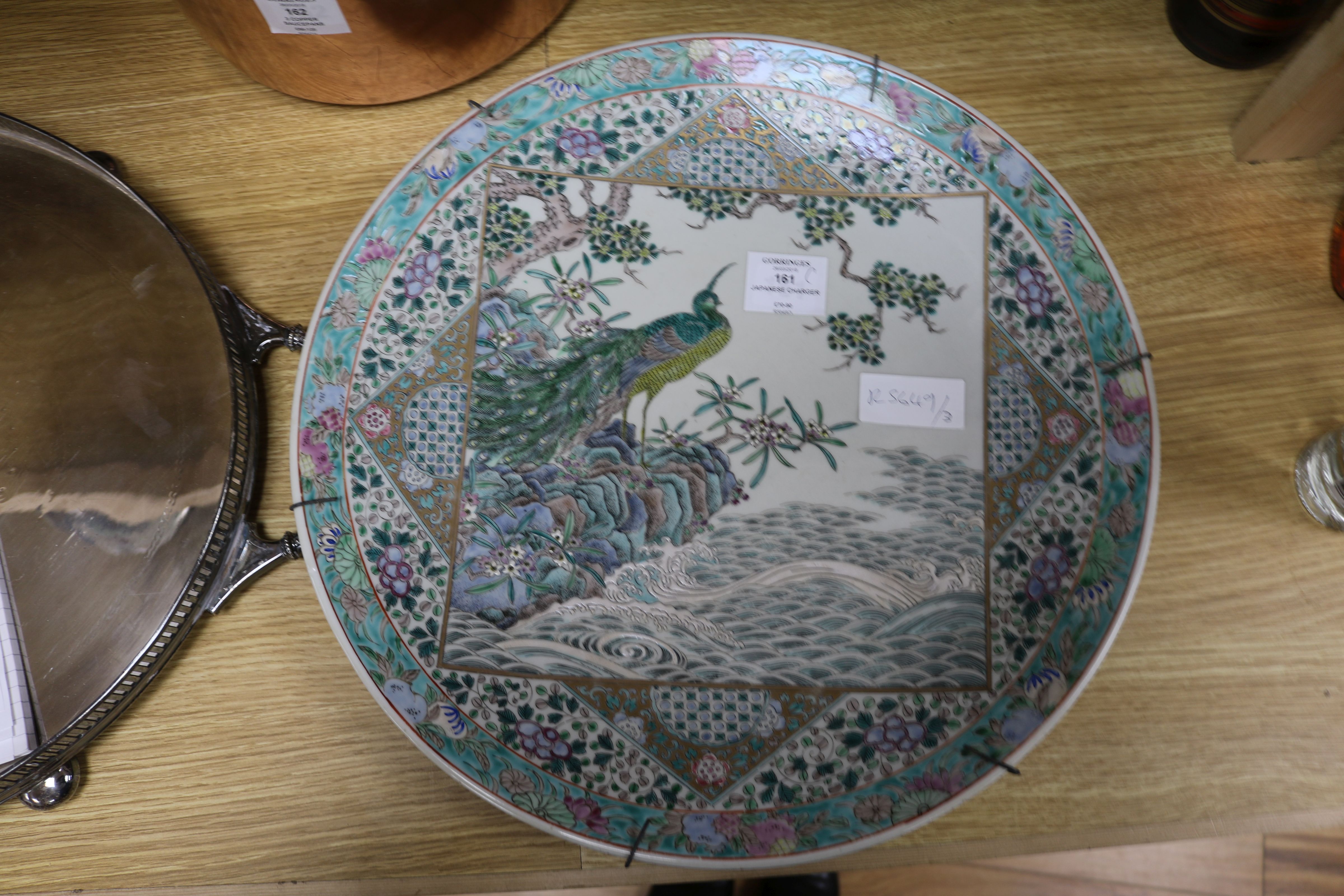 Early 20thC chinese famille vert charger D.40cm - Image 2 of 6