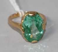 An 18ct gold and green single stone ring, size O.