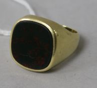 A 14ct (585) gentlemen's signet ring with bloodstone matrix, size T.