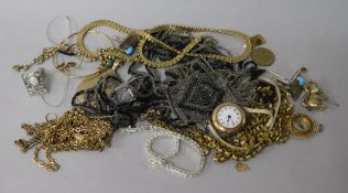 A small quantity of costume jewellery.