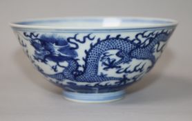 A Chinese blue and white dragon bowl (hairline crack) D.11.5cm