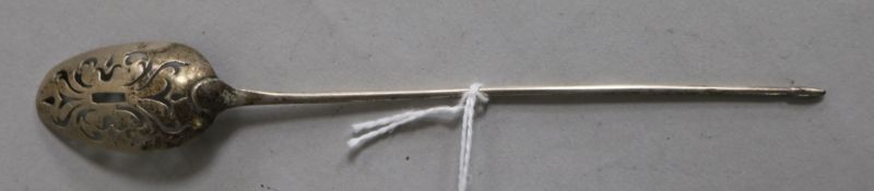 An 18th century white metal mote spoon, 16.4cm.