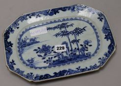 A Chinese blue and white export dish 31.5 x 23cm