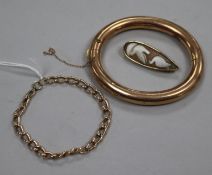 A 9ct gold chain-link small bracelet, a 9ct gold and metal hinged bangle and a cameo 'doves' brooch