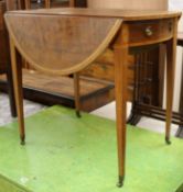 An Edwardian mahogany Pembroke table, with oval top W.81cm