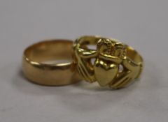 An 18ct yellow gold 'Claddagh' ring and an 18ct gold wedding band, 12.8g