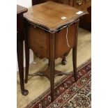 An Edwardian mahogany tea / cake table W.38cm