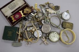 A quantity of assorted costume jewellery.