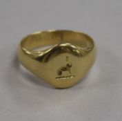 An 18ct yellow gold signet ring with intaglio crest, 9.1g, size Q.