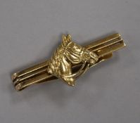 A heavy 18ct yellow gold tie clip, mounted with a horse's head, 21.3g