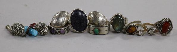 Mixed jewellery including silver rings etc.