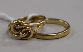An 18ct yellow gold 'knot' ring and a similar wedding band (2), 7.8g gross