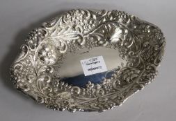 An Edwardian repousse silver oval dish, William Mammatt & Son, Sheffield, 1902, 26.9cm, 8.5 oz.