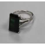 A 14ct white gold and green tourmaline ring, size M.