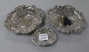 A pair of Edwardian pierced repousse silver sweetmeat dishes, Birmingham, 1905 and a smaller