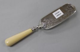 An Edwardian ivory handled silver crumb scoop, Sheffield, 1903, 32.8cm.