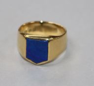 A 1930's 18ct gold and lapis lazuli set signet ring, with shield shaped stone, size Q.