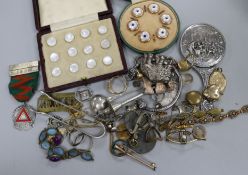 A small quantity of silver and costume jewellery.