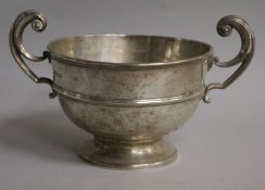 A George V silver two handled rose bowl, Martin, Hall & Co, Sheffield, 1906, 17.3cm over handles,
