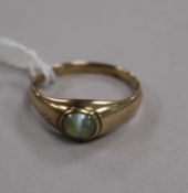 A yellow metal and cabochon cat's-eye ring (tests as 10ct gold), 3.3g