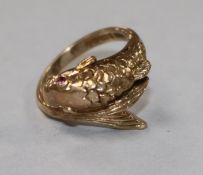 A 9ct gold "fish" ring with gem set eyes, size L.