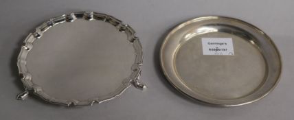 A George V silver waiter, London, 1923 and a silver plate or stand. 11.5 oz.