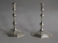A near pair of early 20th century silver tapersticks, Thomas Bradbury, London, 1902 & 1910, 11cm.