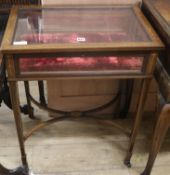 An Edwardian mahogany and marquetry bijouterie table W.61cm