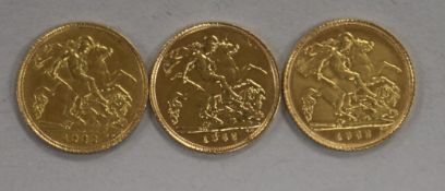 Three Elizabeth II gold half sovereigns, 1982, 11.95g gross, all VF