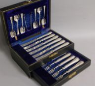 A cased George V nineteen piece silver and silver handled dessert set, comprising dessert eaters,