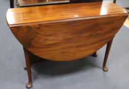 A George III mahogany dropleaf table W.111cm