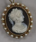 A yellow metal and cultured pearl mounted hardstone oval cameo pendant brooch, 38mm.