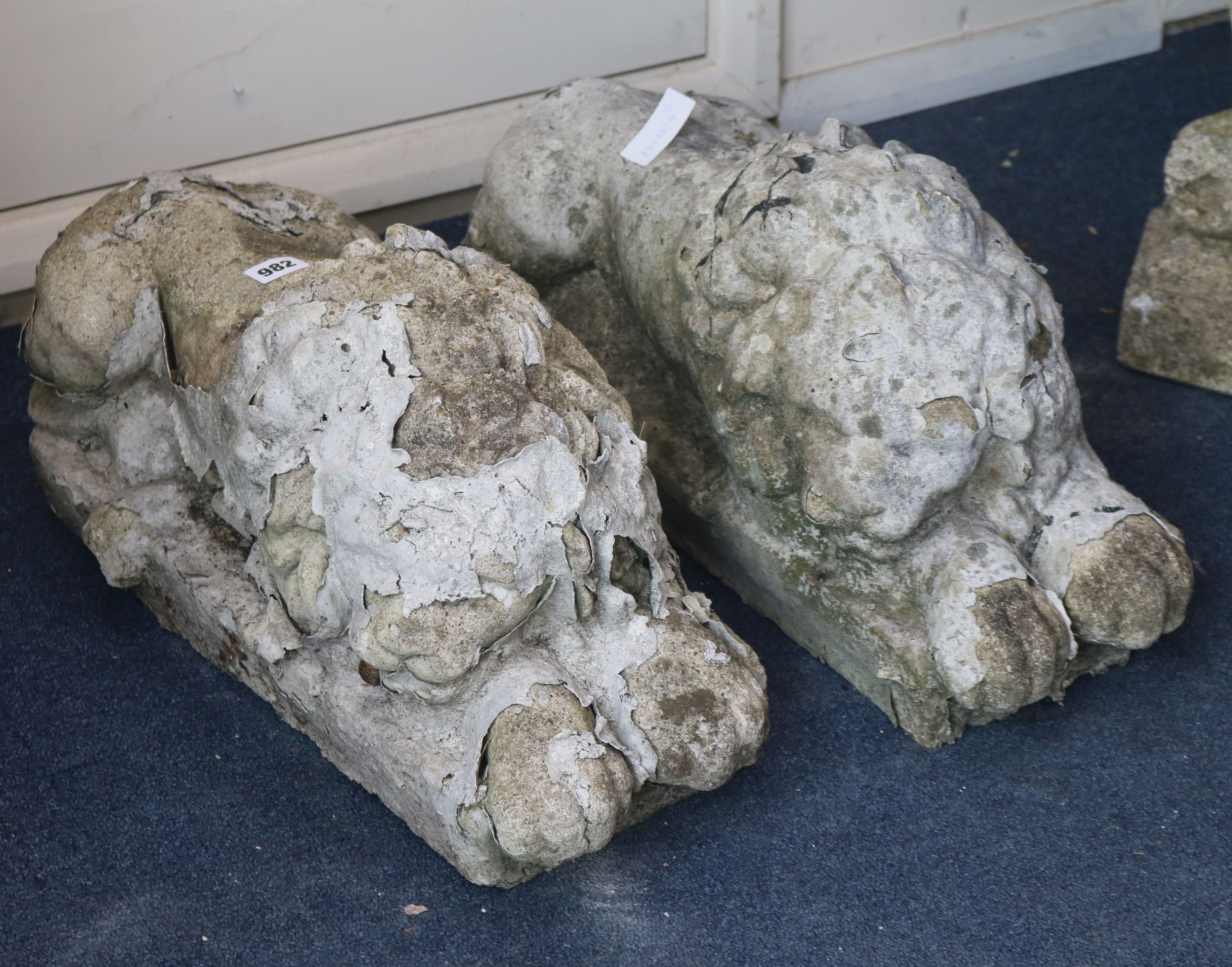 A pair of reconstituted stone lions W. approx. 20cm