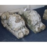 A pair of reconstituted stone lions W. approx. 20cm