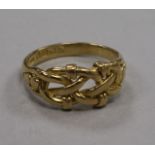 A George V 18ct gold knot ring, size Z.