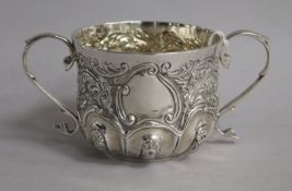 A late Victorian repousse silver porringer, by Wakely & Wheeler, London, 1890, height 67mm, 4.5 oz.