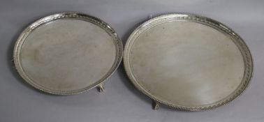 Two matching graduated silver salvers, each with beaded edge and harebell and ropetwist banding,