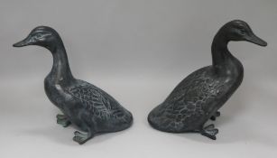 A pair of 19th century Chinese bronze models of geese H.18cm