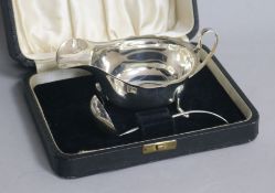 A cased George VI silver sauceboat and sauce ladle, Viners Ltd, Birmingham, 1940, 4 oz.