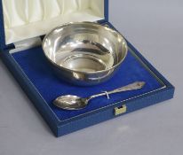 A modern cased silver christening bowl and spoon, Birmingham, 1990, 2.5 oz