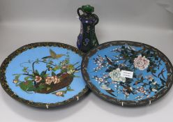 A pair of Japanese cloisonne dishes (damages) and a two-handled cloisonne vase Plates Dia.30.5cm.