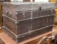 A flat top trunk W.98cm