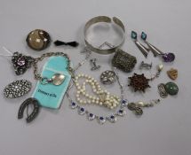 Assorted jewellery including silver cufflinks, cultured pearl necklace, French brooch etc.